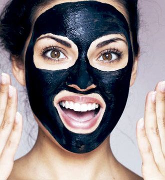 Ederbel mujer con mascarilla negra