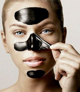 Ederbel mujer quitándose mascarilla negra